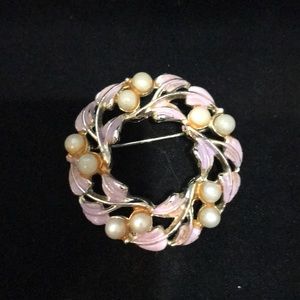 Vintage 60’s faux pearl and enamel brooch